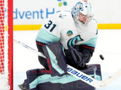 O goleiro do Kraken, Philipp Grubauer, sai do jogo contra os Jets devido a uma lesão na parte inferior do corpo
