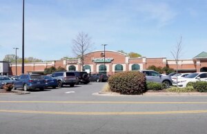 O reincidente supostamente esfaqueia a mãe grávida em um ataque aleatório no estacionamento de um supermercado ‘com uma faca de carne’