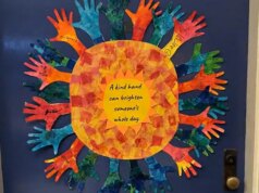 Sinais de compaixão de colegas surdos da primeira série