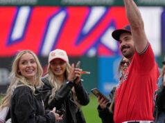 Austin Hedges, dos Guardians, entra em campo após o jogo