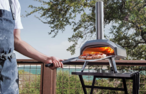 O widespread forno de pizza ao ar livre Ooni Karu agora custa US$ 100 mais acessível