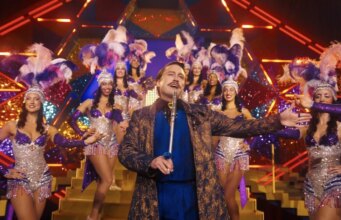 O trailer de Jogos Vorazes: Dawn on the Reaping provoca o colorido Quarter Quell de Haymitch