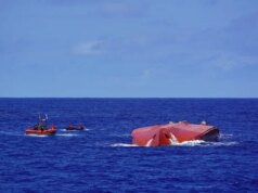 Termina busca por tripulação desaparecida de navio dos EUA que capotou em tufão