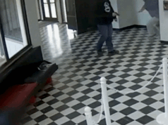 Novo vídeo mostra o diretor da escola secundária de Oklahoma enfrentando um atirador que abriu fogo dentro da escola