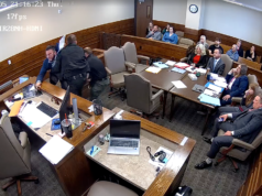 ASSISTIR: Advogado trans de Oklahoma preso por desacato após colapso épico no tribunal