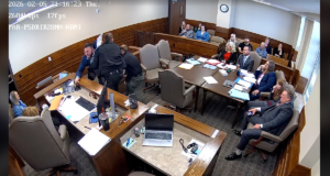 ASSISTIR: Advogado trans de Oklahoma preso por desacato após colapso épico no tribunal