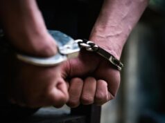 Mulher que ateou fogo em amigo sob custódia policial em Bengaluru