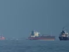 Destróier da Marinha dos EUA intercepta dois petroleiros que tentavam deixar Ormuz; ordena que eles voltem