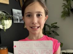 Uma garota pede que Plutão recupere seu standing de planeta. Chefe da NASA: Estamos investigando isso.