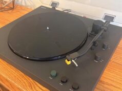 Eu adoro o novo toca-discos Bluetooth da Sony, então por que me sinto tão em conflito ao usá-lo