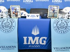 Recruta de futebol do ensino médio usa chapéu errado na cerimônia de compromisso