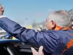 Assista: ‘Suco de tomate’ jogado no príncipe herdeiro exilado do Irã, Reza Pahlavi, na Alemanha