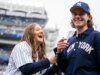 Jack Hughes estreia novo sorriso na estreia em casa dos Yankees depois de perder dentes no jogo da medalha de ouro olímpica