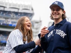 Jack Hughes estreia novo sorriso na estreia em casa dos Yankees depois de perder dentes no jogo da medalha de ouro olímpica