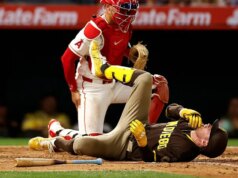 Jake Cronenworth leva uma bola rápida de 96 mph no rosto e permanece no jogo enquanto os Padres se reúnem para vencer os Angels