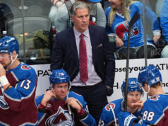 O técnico do Avalanche, Jared Bednar, perderá a viagem após ser atingido por um disco