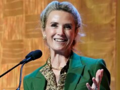 A esposa de Gavin Newsom diz que deu bonecas aos meninos para brincarem no clipe ressurgido