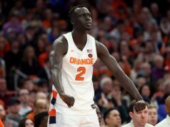 Ex-jogador de basquete do Syracuse será deportado após passar semanas sob custódia do ICE