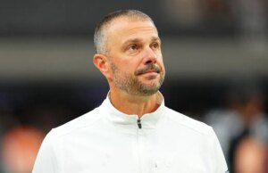 O GM dos Raiders, John Spytek, admite ter recebido ‘algumas ligações’ sobre a escolha nº 1 antes do Draft da NFL da próxima semana