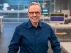 Johny Srouji assumindo o cargo de diretor de hardware da Apple enquanto John Ternus faz a transição para CEO