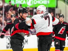Os playoffs da NHL começam com força, com a estrela do time dos EUA, Brady Tkachuk, tirando as luvas no confronto de abertura