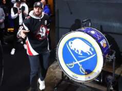 Josh Allen aniquila uma cerveja para animar a multidão dos Sabres