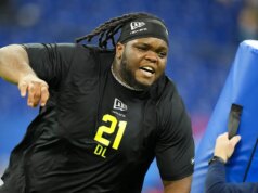 Kayden McDonald, escolhida pelo Houston Texans, chora um verdadeiro oceano de lágrimas no Draft de 2026 da NFL