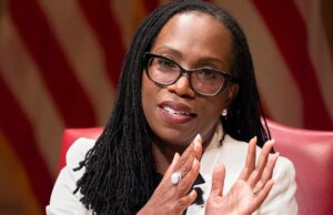 O juiz Jackson provoca alvoroço on-line depois de vincular a cidadania por direito de nascença ao roubo de uma carteira no Japão