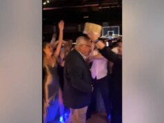 Alunos coroam rei do baile de formatura, principal herói de Oklahoma, semanas depois que ele interrompeu a tentativa de tiroteio na escola