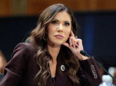 Kristi Noem ‘arrasada’ com a história sobre as atividades on-line de seu marido