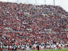 O pára-quedas do paraquedista fica preso no placar do jogo de primavera da Virginia Tech em uma cena angustiante