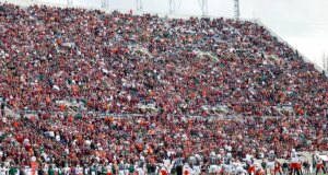 O pára-quedas do paraquedista fica preso no placar do jogo de primavera da Virginia Tech em uma cena angustiante