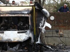 Promotores do Reino Unido acusam três pessoas, incluindo dupla cidadania paquistanesa, de incêndio criminoso em ambulâncias judaicas em Londres