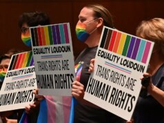 Universidade de Nebraska em Kearney retira treinamento de professores com foco trans após ameaça do governador