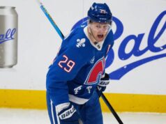 A estrela do Avalanche, Nathan MacKinnon, torna-se o primeiro a marcar 50 gols nesta temporada