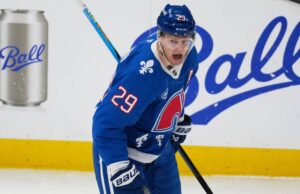 A estrela do Avalanche, Nathan MacKinnon, torna-se o primeiro a marcar 50 gols nesta temporada
