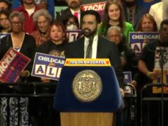 Prefeito de Nova York apregoa vitórias “socialistas” nos primeiros 100 dias ao lado de Bernie Sanders