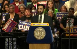 Prefeito de Nova York apregoa vitórias “socialistas” nos primeiros 100 dias ao lado de Bernie Sanders