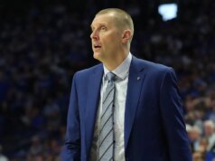Os fãs de basquete do Kentucky estão derretendo depois de perderem o principal recruta para o Kansas