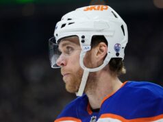 Connor McDavid dos Oilers na escalação para o jogo 5 imperdível