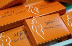 A pílula abortiva mifepristona permanece disponível pelo correio por enquanto, enquanto a FDA enfrenta prazo de revisão de 6 meses