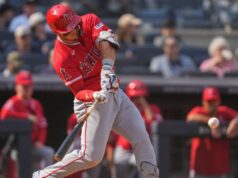 Trout homers novamente enquanto os Angels derrotam os Yankees para dividir a série