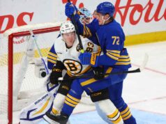 Minten, terceira linha do Bruins, busca adicionar ataque no jogo 2 contra Sabres