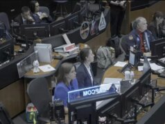 A tripulação do Artemis 2 se torna o primeiro ser humano a viajar além da órbita terrestre desde a década de 1970