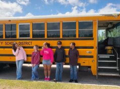 Alunos do ensino médio do Mississippi param ônibus descontrolado depois que motorista perde a consciência devido a um ataque de asma