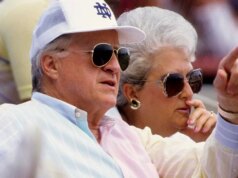 O livro revela o quão perto os Yankees estiveram de sair do Bronx, George Steinbrenner perdendo a oferta de propriedade