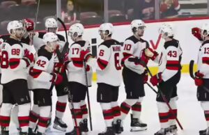 O técnico do New Jersey Devils, Sheldon Keefe, enfrenta incertezas sobre seu futuro após a saída do GM Tom Fitzgerald