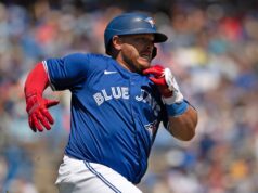 Blue Jays colocam Alejandro Kirk em IL com fratura no polegar esquerdo, lembra Valenzuela
