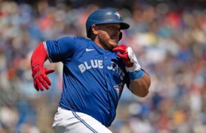 Blue Jays colocam Alejandro Kirk em IL com fratura no polegar esquerdo, lembra Valenzuela