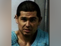 Suspeito supostamente atira em um policial em uma emboscada durante uma ligação de rotina que abalou a pacata cidade, disse a polícia